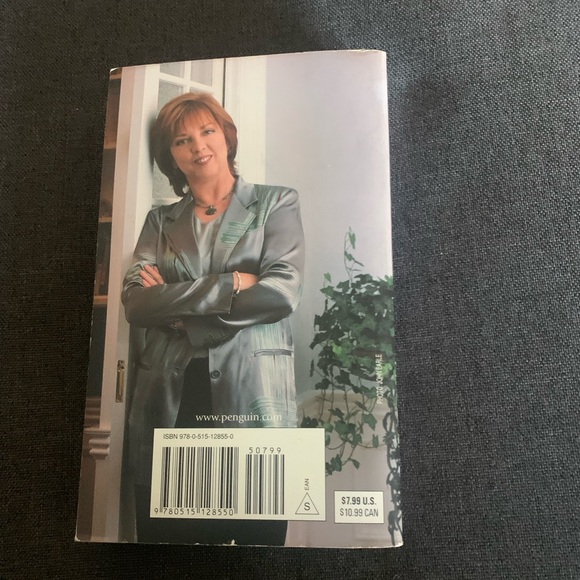 Nora Roberts 'Jewels of the Sun' Book #1 New York Times BestSelling Author - Picture 2 of 4